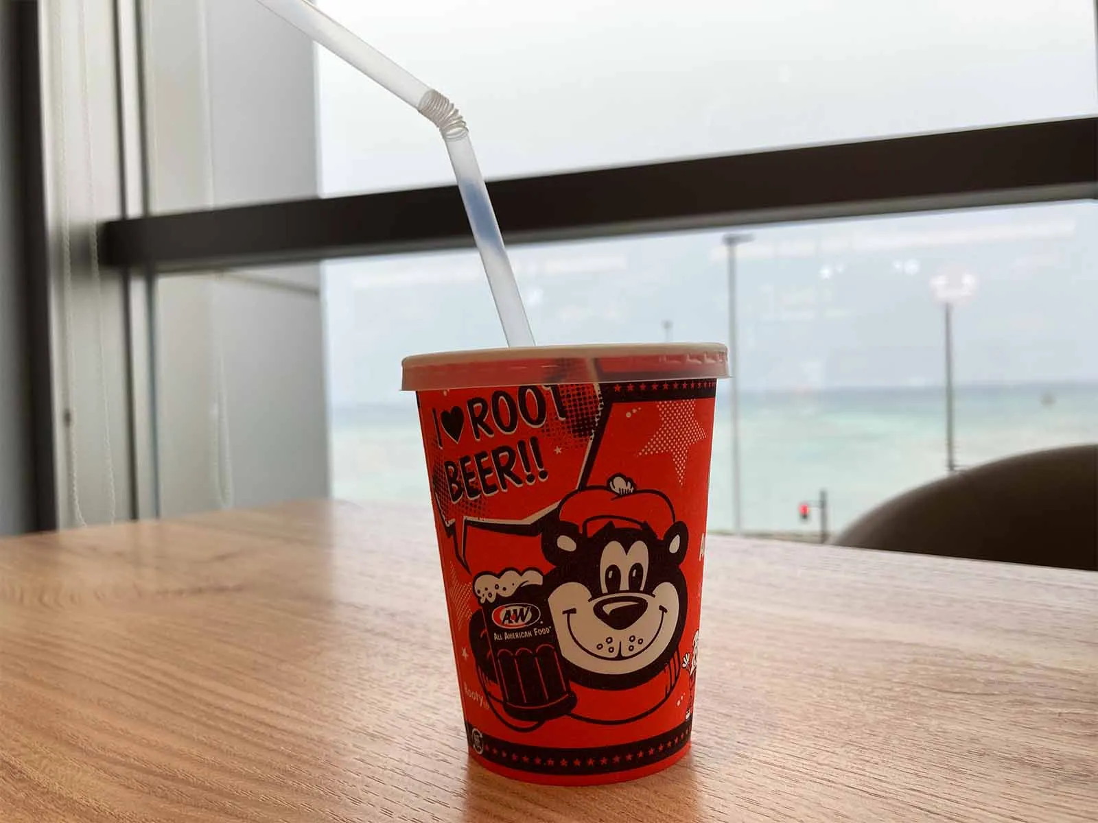 A&Wのルートビア(Sサイズ)と海の見える席 A&Wのルートビア(Sサイズ)と海の見える席